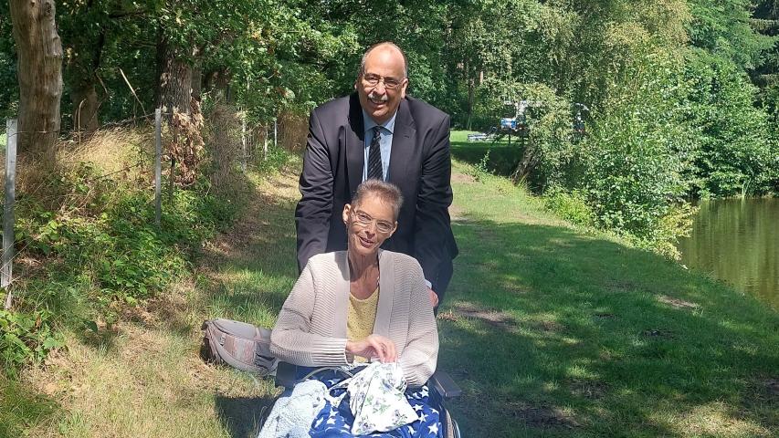 Birgit im Rollstuhl und ihr Ehemann