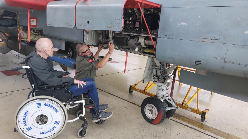 Sven wird die Technik erklärt